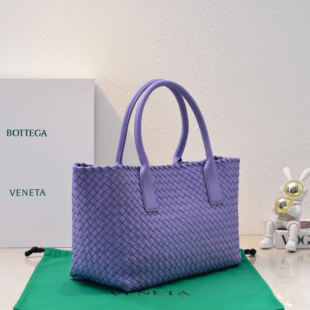 Batch 2060 Ready in stock BV’s iconic bag “CABAT” returns (medium size 32) One of the most popular bag series “CABAT” is now reappearing in a new style with special elements added. • Seamless double-sided woven unlined structure, soft texture, foldable, and can maintain its shape without deformation when empty. Size: 48*15*25cm, bottom 32, model: 5212#